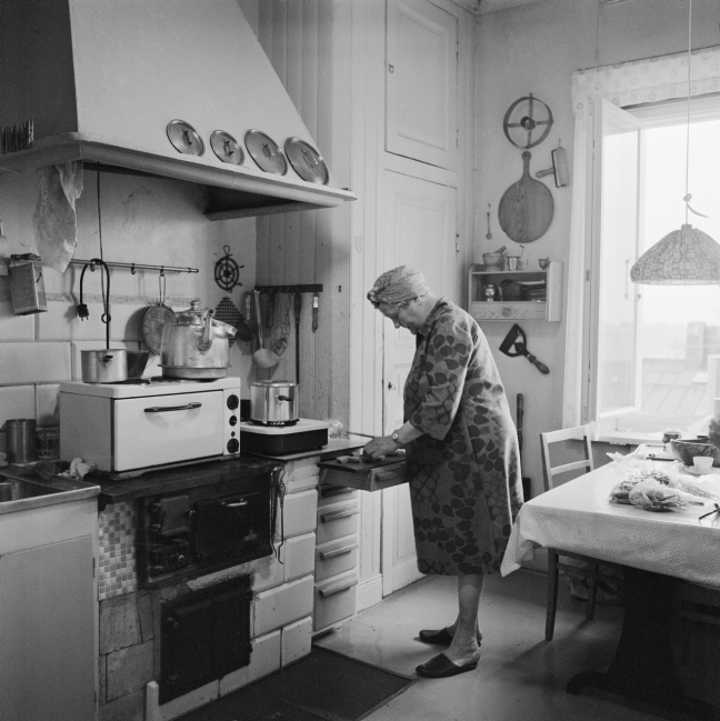 Kvinna lagar mat i köket på Tomtebogatan 48
